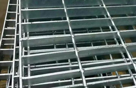 鋼格柵板自身具備了哪些不可忽視的優(yōu)勢(shì)呢？